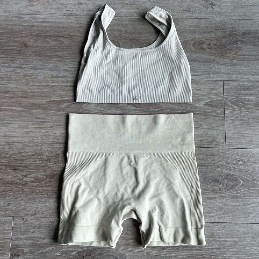 SET Active shorts and bra set